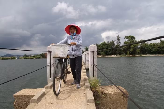 Bà Nguyễn Thị Đào (61 tuổi, trú thôn 1, xã Tam Tiến, Núi Thành) cho biết: Mỗi ngày bà đi qua lại cầu này 2 lần. Vì sợ quá nên bà Đào dắt xe đạp, không dám ngồi lên xe để đạp đi...