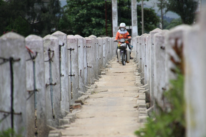 Mấy năm trước, do cầu máng xảy ra liên tiếp tai nạn chết người nên chính quyền địa phương làm lan can bảo vệ hai bên nhằm giảm thiểu số người rớt xuống sông. Tuy nhiên, do mặt cầu hẹp (chỉ 0,8m) nên tai nạn chết người khi đi qua cầu vẫn xảy ra. Mấy năm trước, do cầu máng xảy ra liên tiếp tai nạn chết người nên chính quyền địa phương làm lan can bảo vệ hai bên nhằm giảm thiểu số người rớt xuống sông. Tuy nhiên, do mặt cầu hẹp (chỉ 0,8m) nên tai nạn chết người khi đi qua cầu vẫn xảy ra.