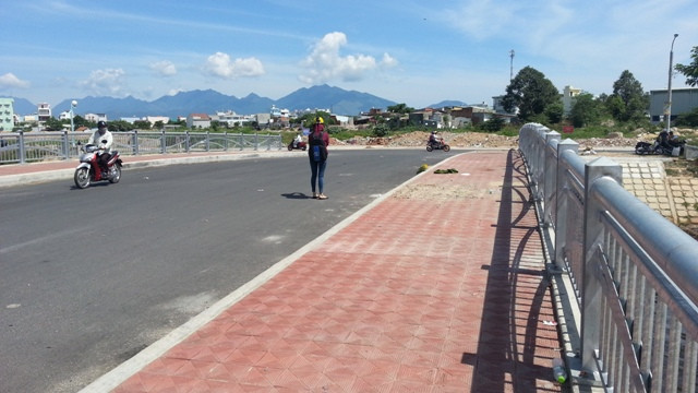 Cầu bắc qua kênh Phú Lộc, nơi xảy ra cái chết bất thường của anh L. vào tối hôm qua 17/8. Ảnh H.Q Cầu bắc qua kênh Phú Lộc, nơi xảy ra cái chết bất thường của anh L. vào tối hôm qua 17/8. Ảnh H.Q