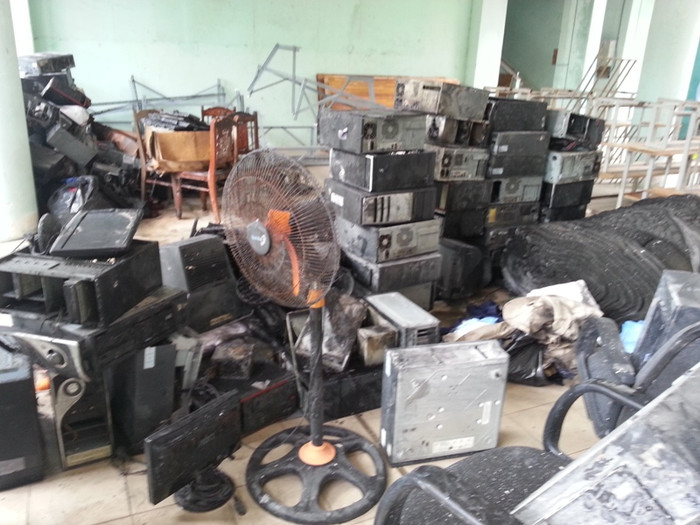 Nhiều vật dụng, nhất là đồ điện tử cũ bị "bà hỏa" thiêu rụi, hư hỏng. Ảnh H.Q