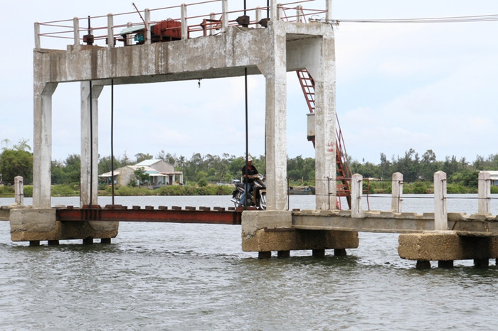 Đoạn giữa cầu là nơi thông thuyền qua lại nên không có lan can bảo vệ, rất nguy hiểm. Nếu người đi xe máy, xe đạp mà không thăng bằng tốt thì có thể ngã bất cứ lúc nào. Đoạn giữa cầu là nơi thông thuyền qua lại nên không có lan can bảo vệ, rất nguy hiểm. Nếu người đi xe máy, xe đạp mà không thăng bằng tốt thì có thể ngã bất cứ lúc nào.