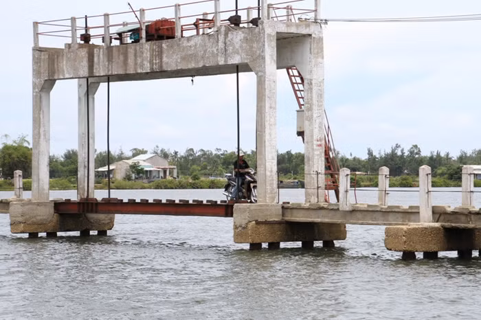 Đoạn giữa cầu là nơi thông thuyền qua lại nên không có lan can bảo vệ, rất nguy hiểm. Nếu người đi xe máy, xe đạp mà không thăng bằng tốt thì có thể ngã bất cứ lúc nào.