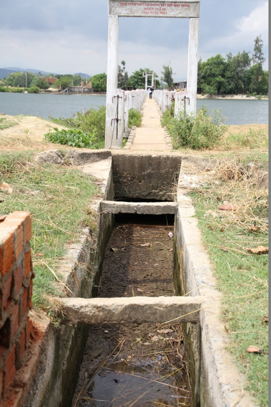 Vì là cầu máng với chức năng dẫn nguồn nước về cho đồng ruộng nên không có chức năng giao thông nhưng hàng ngày người dân vẫn đi qua cầu này mặc dù biết nguy hiểm đến tính mạng. Vì là cầu máng với chức năng dẫn nguồn nước về cho đồng ruộng nên không có chức năng giao thông nhưng hàng ngày người dân vẫn đi qua cầu này mặc dù biết nguy hiểm đến tính mạng.