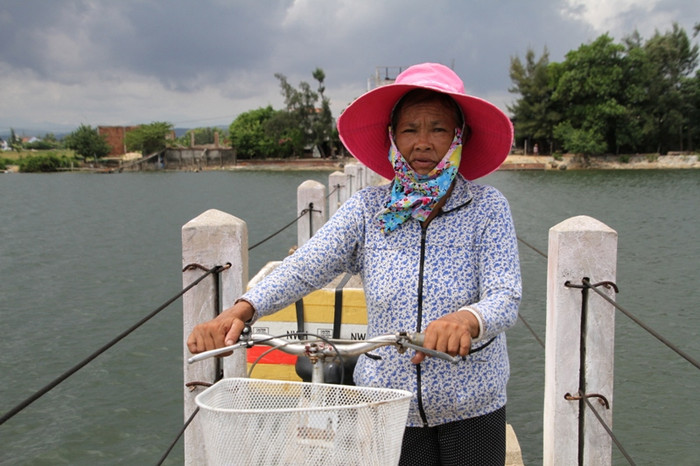 "Chồng tôi biết đi qua cầu này nguy hiểm nên lúc nào cũng can, không cho tôi đi. Nhưng tôi vẫn phải dấu chồng đi qua cầu để đi chợ Tam Xuân 1 bán cá khô, kiếm tiền sinh sống. Nhiều hôm đi chợ về khi đi qua cầu gió to mà vừa đi vừa run. Nếu lỡ rớt xuống cầu thì...", bà Đào nói. "Chồng tôi biết đi qua cầu này nguy hiểm nên lúc nào cũng can, không cho tôi đi. Nhưng tôi vẫn phải dấu chồng đi qua cầu để đi chợ Tam Xuân 1 bán cá khô, kiếm tiền sinh sống. Nhiều hôm đi chợ về khi đi qua cầu gió to mà vừa đi vừa run. Nếu lỡ rớt xuống cầu thì...", bà Đào nói.