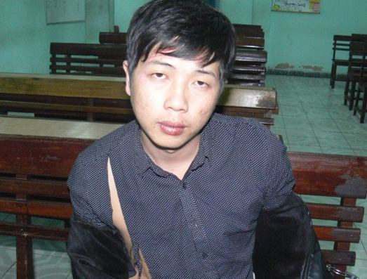 Tên cướp Lê Tất Hùng bị bắt tại cơ quan công an.