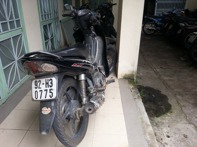 Xe máy BKS 92H3-0775 mà Nguyễn Hoài Nhân điều khiển vượt đèn đỏ. Sau đó tông vào người trung tá Trần Phước Cường, kéo rê khoảng 15m và bỏ chạy. Ảnh H.Q