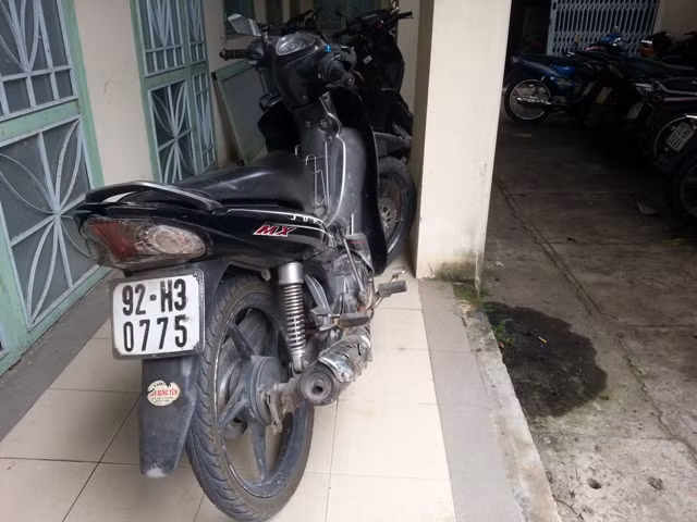 Xe máy BKS 92H3-0775 mà Nguyễn Hoài Nhân điều khiển vượt đèn đỏ. Sau đó tông vào người trung tá Trần Phước Cường, kéo rê khoảng 15m và bỏ chạy. Ảnh H.Q