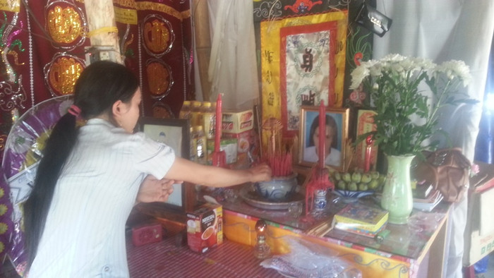 Đã có nhiều cái chết khi đi qua cầu, mới đây nhất là trường hợp của bà Nguyễn Thị Đồi (SN 1972, trú xã Tam Tiến). Hôm đó vào sáng ngày 19/8, bà Đồi qua sông để mua lá chuối ở xã Tam Xuân 1 về bán lại kiếm lời. Khi đi qua cầu để về nhà, xe chở nhiều lá chuối, bà Đồi chẳng may bị vướng tay vào thành cầu, ngã xuống sông tử vong. Đã có nhiều cái chết khi đi qua cầu, mới đây nhất là trường hợp của bà Nguyễn Thị Đồi (SN 1972, trú xã Tam Tiến). Hôm đó vào sáng ngày 19/8, bà Đồi qua sông để mua lá chuối ở xã Tam Xuân 1 về bán lại kiếm lời. Khi đi qua cầu để về nhà, xe chở nhiều lá chuối, bà Đồi chẳng may bị vướng tay vào thành cầu, ngã xuống sông tử vong.