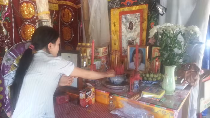 Đã có nhiều cái chết khi đi qua cầu, mới đây nhất là trường hợp của bà Nguyễn Thị Đồi (SN 1972, trú xã Tam Tiến). Hôm đó vào sáng ngày 19/8, bà Đồi qua sông để mua lá chuối ở xã Tam Xuân 1 về bán lại kiếm lời. Khi đi qua cầu để về nhà, xe chở nhiều lá chuối, bà Đồi chẳng may bị vướng tay vào thành cầu, ngã xuống sông tử vong.