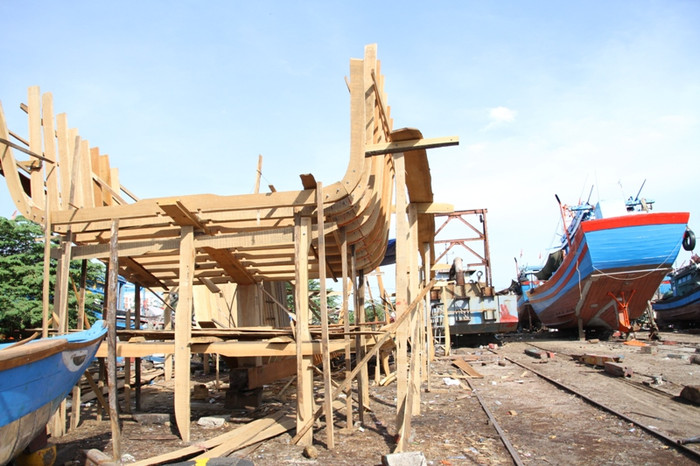 Dự kiến gần 3 tháng nữa con tàu mới này sẽ hoàn thành, hạ thủy vươn khơi, thẳng tiến ngư trường truyền thống Hoàng Sa. Dự kiến gần 3 tháng nữa con tàu mới này sẽ hoàn thành, hạ thủy vươn khơi, thẳng tiến ngư trường truyền thống Hoàng Sa.