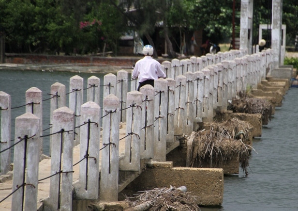 Mặc dù biết đi qua cầu "Vĩnh biệt" nguy hiểm nhưng người dân nơi đây vẫn cứ đi. Bởi theo họ, nếu đi đường vòng thì phải mất hơn 10km mới qua được xã bên kia nên họ đành "đánh liều" với mạng sống của mình. Chính quyền địa phương không đủ kinh phí để xây cầu mới và họ cũng đã treo biển cấm đi xe qua lại trên cầu. Nhưng chính quyền cũng bất lực vì nhu cầu đi lại của người dân quá lớn. Họ mong muốn có một cây cầu mới để xóa tan cái tên cầu "Vĩnh biệt"... Mặc dù biết đi qua cầu "Vĩnh biệt" nguy hiểm nhưng người dân nơi đây vẫn cứ đi. Bởi theo họ, nếu đi đường vòng thì phải mất hơn 10km mới qua được xã bên kia nên họ đành "đánh liều" với mạng sống của mình. Chính quyền địa phương không đủ kinh phí để xây cầu mới và họ cũng đã treo biển cấm đi xe qua lại trên cầu. Nhưng chính quyền cũng bất lực vì nhu cầu đi lại của người dân quá lớn. Họ mong muốn có một cây cầu mới để xóa tan cái tên cầu "Vĩnh biệt"...