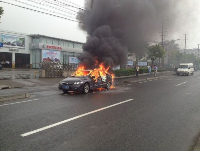 Phá hủy tài sản của bản thân hay người khác có phải cách để thể hiện cái gọi là lòng yêu nước?