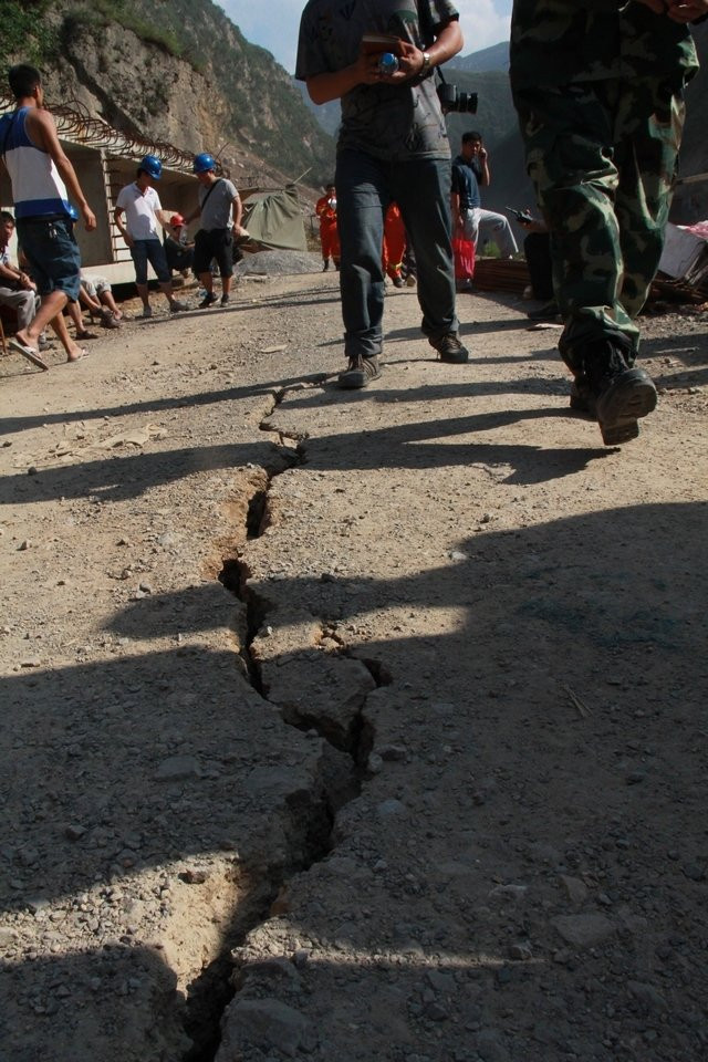 Vết nứt nơi xảy ra trận động đất Vết nứt nơi xảy ra trận động đất