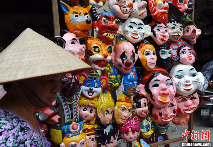 Tại Việt Nam, tết Trung Thu là ngày tết truyền thống dành riêng cho thiếu niên nhi đồng, mặt nạ là loại đồ chơi được các em rất thích Tại Việt Nam, tết Trung Thu là ngày tết truyền thống dành riêng cho thiếu niên nhi đồng, mặt nạ là loại đồ chơi được các em rất thích