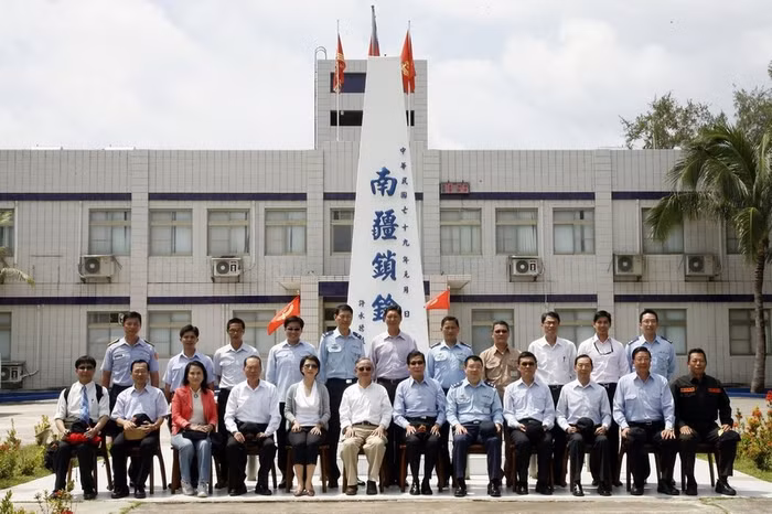 Trụ sở, "bia chủ quyền" phi pháp Đài Loan xây dựng trái phép trên đảo Ba Bình, Trường Sa, Khánh Hòa, Việt Nam Trụ sở, "bia chủ quyền" phi pháp Đài Loan xây dựng trái phép trên đảo Ba Bình, Trường Sa, Khánh Hòa, Việt Nam