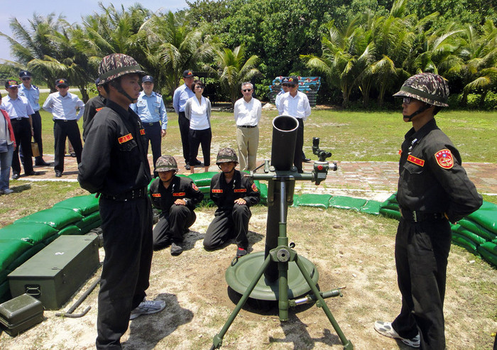 Giới truyền thông Trung Quốc cho rằng nhóm Cảnh sát biển Đài Loan đồn trú trên đảo Ba Bình "lôm côm" khi vẫn đi giày thể thao để diễn tập thử súng