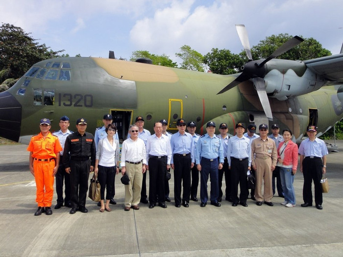 Nhóm Nghị sĩ Đài Loan do Lâm Úc Phương (thứ 6 từ trái sang, đeo kính) cầm đầu đổ bộ thị sát trái phép đảo Ba Bình, Trường Sa trong ngày 4/9