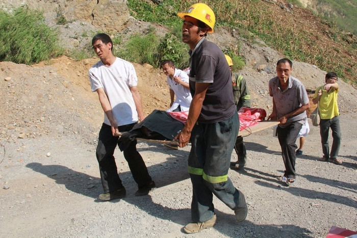 Vận chuyển thi thể người thiệt mạng bởi trận động đất ra khỏi đống đổ nát Vận chuyển thi thể người thiệt mạng bởi trận động đất ra khỏi đống đổ nát