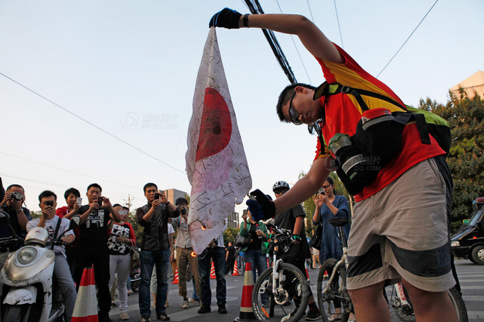 Tự tay đốt cờ Nhật để chứng minh mình yêu nước