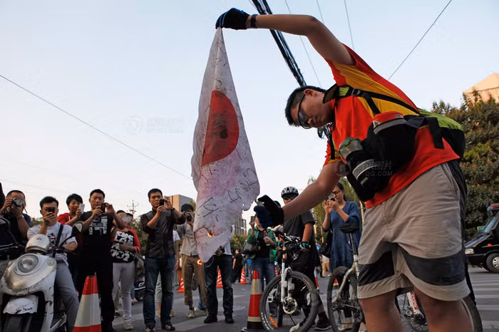 Tự tay đốt cờ Nhật để chứng minh mình yêu nước