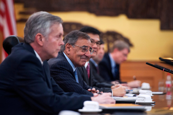 Panetta mỉm cười lắng nghe phía chủ nhà Panetta mỉm cười lắng nghe phía chủ nhà