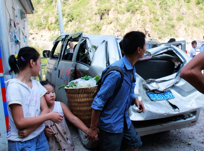 Chiếc xe ô tô bị nhà đổ bẹp dí Chiếc xe ô tô bị nhà đổ bẹp dí