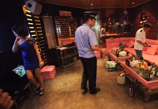 Phòng hát karaoke ôm bị kiểm tra bất ngờ