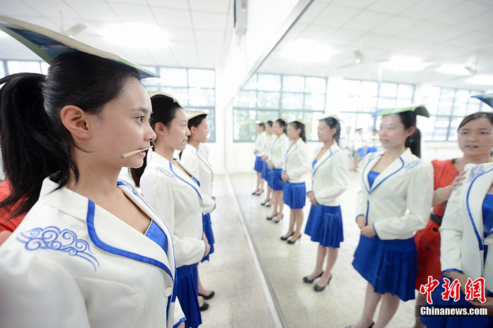 Tập đứng cho đoan trang, đầu đội sách không được để rơi, miệng ngậm đũa học nở nụ cười Tập đứng cho đoan trang, đầu đội sách không được để rơi, miệng ngậm đũa học nở nụ cười