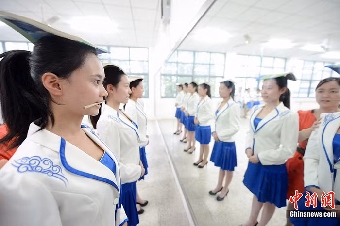 Tập đứng cho đoan trang, đầu đội sách không được để rơi, miệng ngậm đũa học nở nụ cười