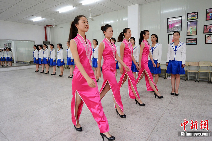 Tập đi theo đúng tiêu chuẩn lễ tân Trung Quốc chuyên nghiệp Tập đi theo đúng tiêu chuẩn lễ tân Trung Quốc chuyên nghiệp