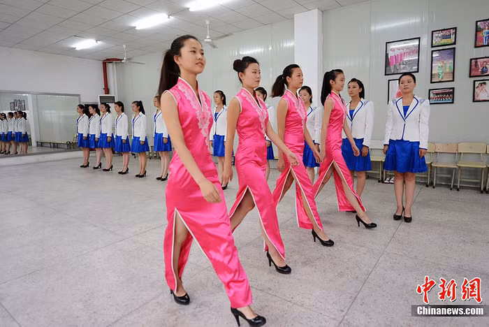 Tập đi theo đúng tiêu chuẩn lễ tân Trung Quốc chuyên nghiệp