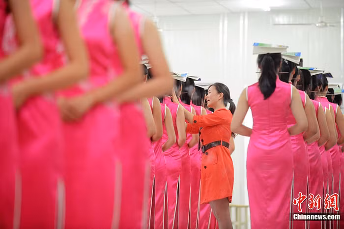 Dáng đứng lễ tân Trung Quốc chuyên nghiệp