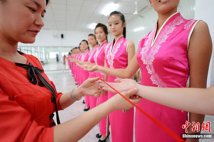 Huấn luyện viên điều chỉnh từng chi tiết nhỏ Huấn luyện viên điều chỉnh từng chi tiết nhỏ