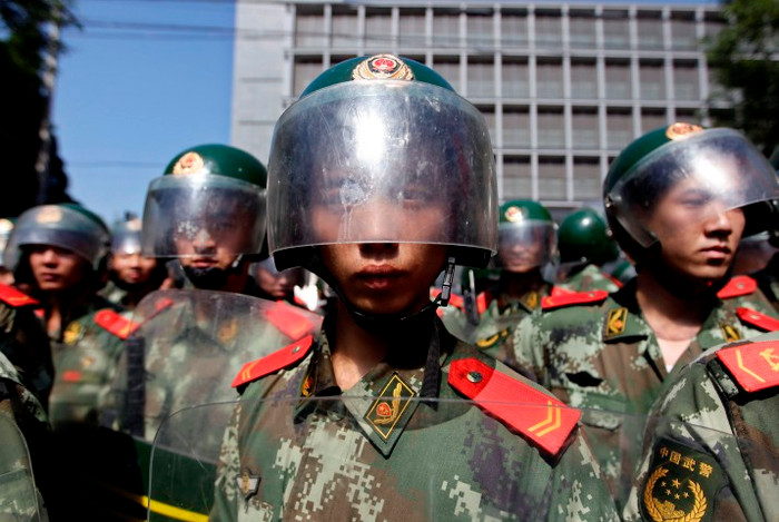 Trang bị dầy đủ mũ bảo hiểm, khiên chắn trứng thối