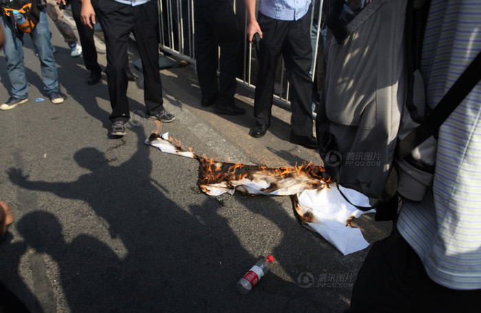 Dường như những cảnh sát có mặt làm ngơ cho những hành động này