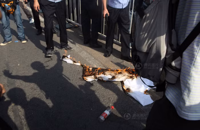 Dường như những cảnh sát có mặt làm ngơ cho những hành động này