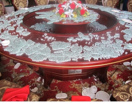 Mặt kính bàn ăn nhà hàng vỡ tan Mặt kính bàn ăn nhà hàng vỡ tan