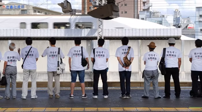 Áo phông in khẩu hiệu khẳng định chủ quyền của Nhật Bản đối với nhóm đảo Senkaku/Điếu Ngư Áo phông in khẩu hiệu khẳng định chủ quyền của Nhật Bản đối với nhóm đảo Senkaku/Điếu Ngư