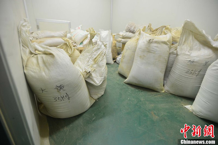 Thuốc, mỹ phẩm, thực phẩm chức năng trước khi đóng gói được đựng trong những bao tải lớn xếp đống góc nhà