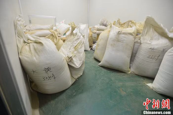 Thuốc, mỹ phẩm, thực phẩm chức năng trước khi đóng gói được đựng trong những bao tải lớn xếp đống góc nhà