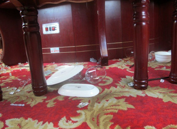 Bát đĩa rơi vỡ trong một nhà hàng ở Di Lương, Vân Nam, Trung Quốc Bát đĩa rơi vỡ trong một nhà hàng ở Di Lương, Vân Nam, Trung Quốc