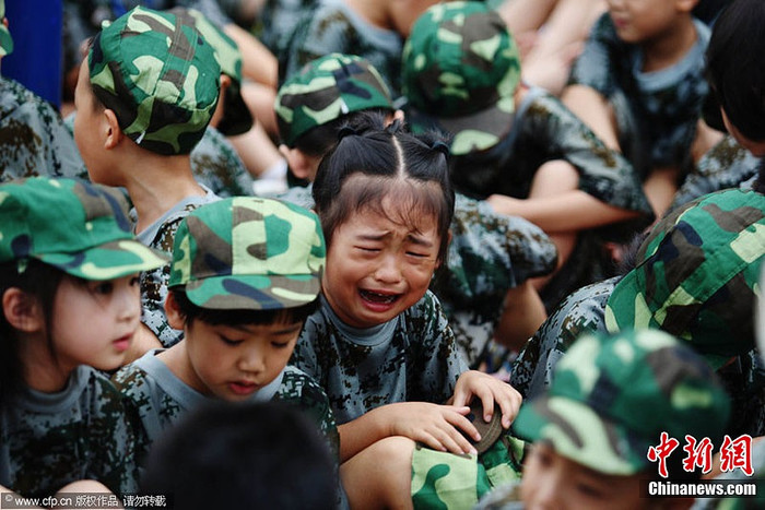 Sợ hãi đến phát khóc vì lần đầu tiên ở giữa người lạ