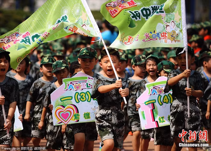 Học sinh khối lớp 1 vừa nhập trường duyệt đội ngũ