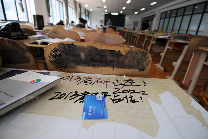 Mục tiêu được 1 tân cử nhân viết lên bàn học ở lò luyện: "Trận chiến" thi cao học 2013 Mục tiêu được 1 tân cử nhân viết lên bàn học ở lò luyện: "Trận chiến" thi cao học 2013