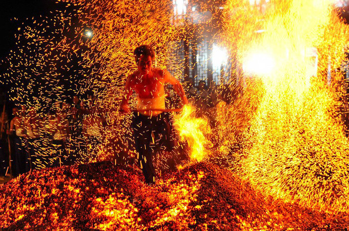 Đêm 6/9, một người đàn ông ở thôn Song Phong, huyện Bích An tỉnh Chiết Giang, Trung Quốc chạy chân trần trên than hồng. Khu vực này có một tập tục, hễ gặp thiên tai, hạn hán, trong nhà có người ốm đau là mời thày phù thủy về làm lễ trừ tà, một trong những nghi thức quan trọng là chân trần dẫm lửa. Đêm 6/9, một người đàn ông ở thôn Song Phong, huyện Bích An tỉnh Chiết Giang, Trung Quốc chạy chân trần trên than hồng. Khu vực này có một tập tục, hễ gặp thiên tai, hạn hán, trong nhà có người ốm đau là mời thày phù thủy về làm lễ trừ tà, một trong những nghi thức quan trọng là chân trần dẫm lửa.