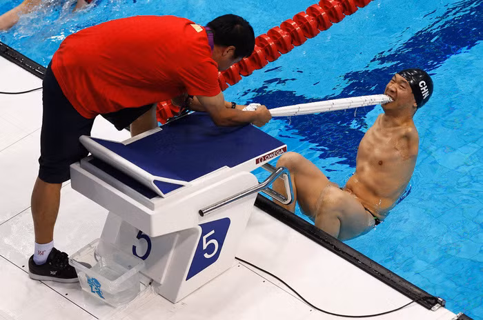 Ngày 6/9, huấn luyện viên Trung Quốc giúp đỡ vận động viên khuyết tật Hà Quân Quyền tham gia giải thi đấu bơi cự ly 50m cấp S5 tại Paralympic Games London 2012. Vận động viên này đã về thứ 2 với thành tích 36 giây 41.