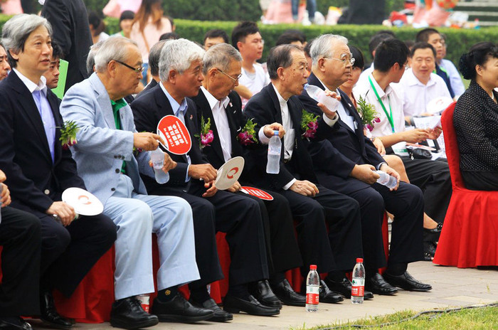 Đại sứ Nhật Bản tại Trung Quốc và các thành viên Đại sứ quán công khai tẩy chay "hàng Trung Quốc" trong buổi mít tinh kỷ niệm 40 năm bình thường hóa quan hệ Nhật - Trung tại Bắc Kinh hôm 1/9. Đại sứ Nhật Bản và phái đoàn không dùng nước uống thướng hiệu Trung Quốc do ban tổ chức chuẩn bị mà mang nước suối từ Đại sứ quán đến để uống Đại sứ Nhật Bản tại Trung Quốc và các thành viên Đại sứ quán công khai tẩy chay "hàng Trung Quốc" trong buổi mít tinh kỷ niệm 40 năm bình thường hóa quan hệ Nhật - Trung tại Bắc Kinh hôm 1/9. Đại sứ Nhật Bản và phái đoàn không dùng nước uống thướng hiệu Trung Quốc do ban tổ chức chuẩn bị mà mang nước suối từ Đại sứ quán đến để uống