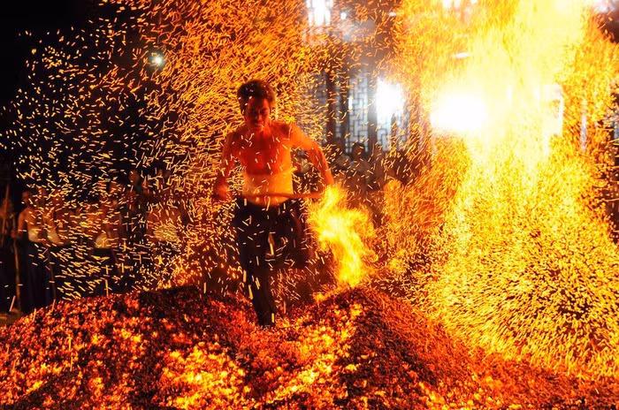 Đêm 6/9, một người đàn ông ở thôn Song Phong, huyện Bích An tỉnh Chiết Giang, Trung Quốc chạy chân trần trên than hồng. Khu vực này có một tập tục, hễ gặp thiên tai, hạn hán, trong nhà có người ốm đau là mời thày phù thủy về làm lễ trừ tà, một trong những nghi thức quan trọng là chân trần dẫm lửa.