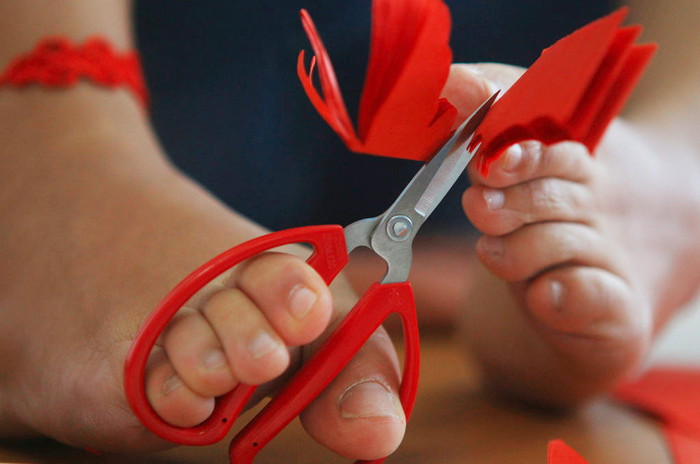 Một ứng viên mất cả 2 cánh tay tham gia hội thi tay nghề cho người Khuyết Tật tại Bắc Kinh hôm 5/9 dùng chân cắt giấy nghệ thuật Một ứng viên mất cả 2 cánh tay tham gia hội thi tay nghề cho người Khuyết Tật tại Bắc Kinh hôm 5/9 dùng chân cắt giấy nghệ thuật