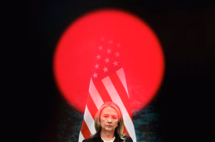 Bà Clinton tham dự họp báo tại Đại lễ đường nhân dân Trung Quốc hôm 5/9. Trước đó, ông Tập Cận Bình - Phó chủ tịch Trung Quốc đã bất ngờ hủy cuộc gặp với Ngoại trưởng Mỹ vào phút chót